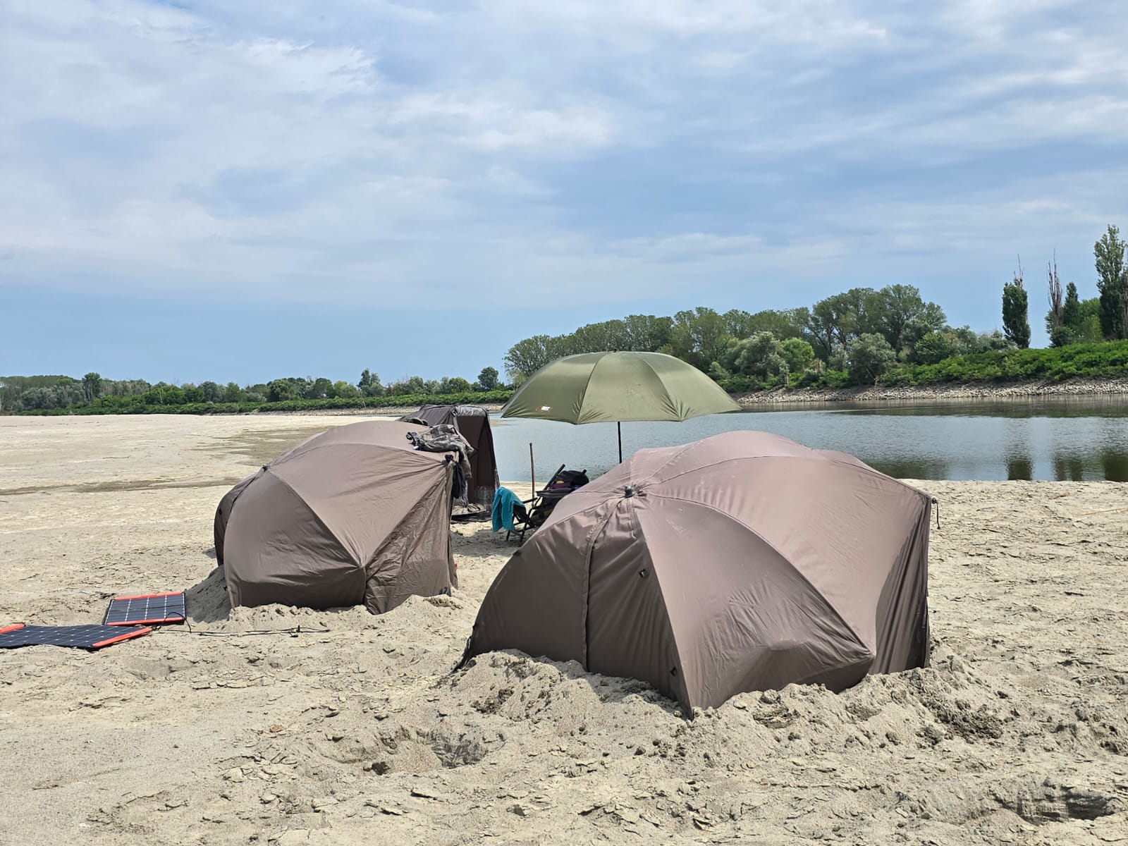 Wallerangeln auf der Sandbank in Italien am Po